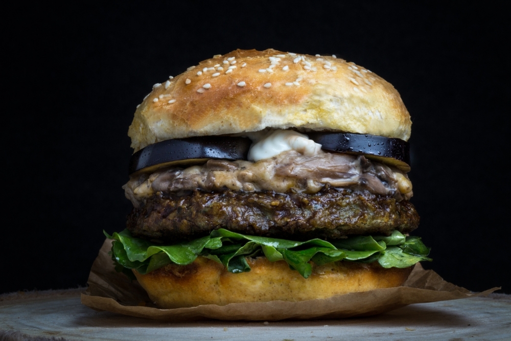 Hamburger met uien en courgette